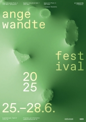 Ein Objekt wird durch ein grünes Textil gedrückt, Festival Sujet