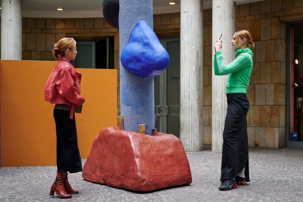 Ausstellungsansicht
                                          Luv Birds in toten Winkeln 2023 ©Maruša Sagadin, Schirn Kunsthalle Frankfurt, Photo: Mareike Tocha 