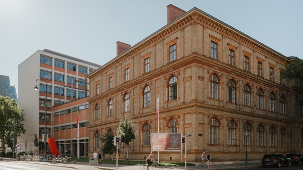 Eckfassade der Universität für angewandte Kunst
                                          Wien am Oskar-Kokoschka-Platz