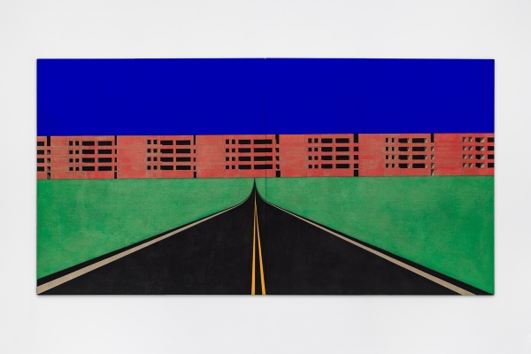 Eine Straße führt auf ein langgestrecktes
                                          Gebäude zu