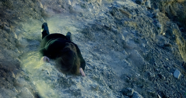 / Strata /, 2023,
                                          performance: Lucie Strecker, photo: Victor Jaschke. © Shaken Grounds