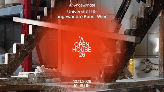 Grafischer
                           Veranstaltungsbanner der Universität für angewandte Kunst Wien für das ‚Open House 26‘. Im Hintergrund ist eine Werkstatt
                           mit einer großen hölzernen Treppenkonstruktion, Werkzeugen und Materialien zu sehen. Eine transparente rote Farbfläche liegt
                           über der Bildmitte. Der Text nennt Open House 26, das Datum und die Zeit: ‚10.11.2026, 10–18 Uhr