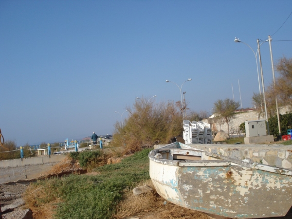 Bänke und kleiner Steg in der Nähe des Stadions von Alexandroupolis