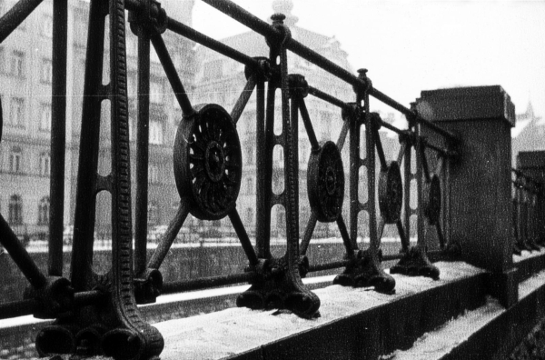 Schwarz-weiß Foto eines Geländers