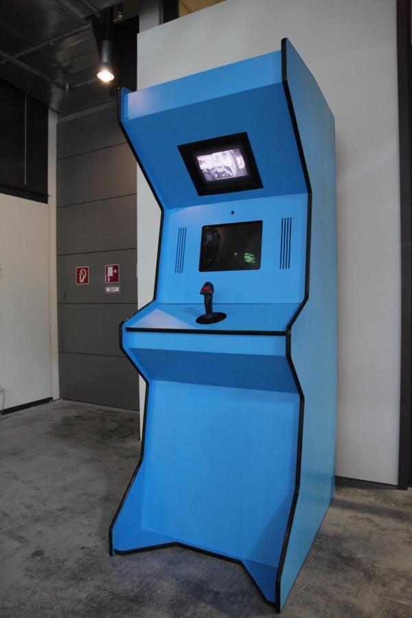 Eine blaue Spielkonsole