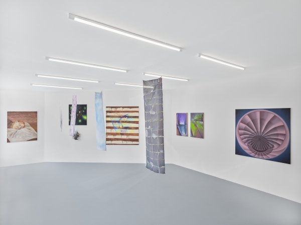 Ausstellungsansicht mit
                                          mehren Gemälden und Skulpturen