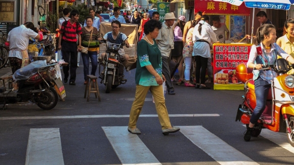 Shanghai © Iulian Moise Ein Foto einer belebten Straße in Shanghai