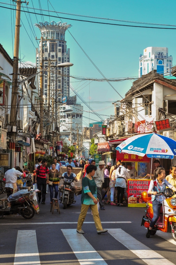 Ein Foto einer belebten Straße in Shanghai