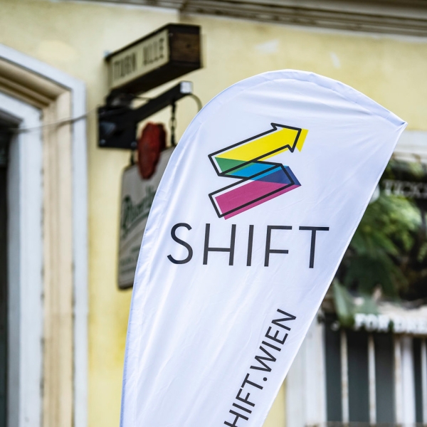 Weiße Fahne mit Shift Text