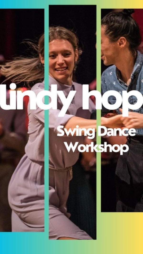 Grafisches
                                          Poster für einen ‚Lindy Hop Swing Dance Workshop‘. Drei vertikale Bildausschnitte zeigen ein Foto von zwei tanzenden Personen
                                          bei einem Swing-Tanz. Darüber liegen türkisfarbene, grüne und gelbe Farbflächen. Der weiße Schriftzug ‚lindy hop‘ steht groß
                                          in der Mitte, darunter ‚Swing Dance Workshop‘
