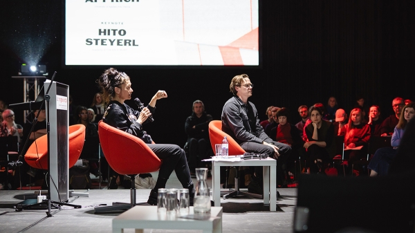 Hito Steyerl und Clemens Apprich auf dem Podium