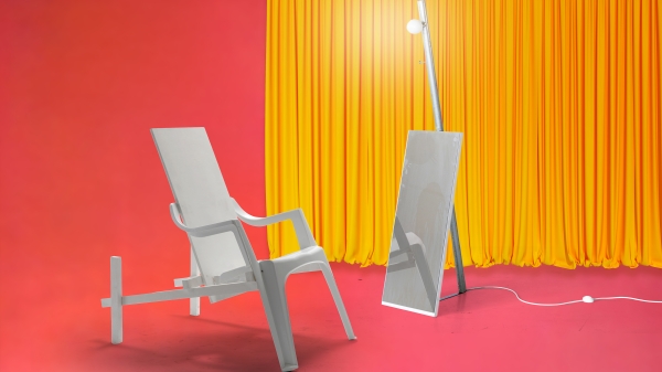 Ein weißer Designsessel steht vor einem beleuchteten
                                                   Spiegel - im Hintergrund sieht man einen gelben Vorhang vor rosafarbener Wand.