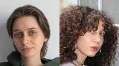 Doppelporträt
                                          von Valerie Prinz (links) und Lotti Spieler (rechts). Valerie Prinz hat kurzes, braunes Haar und trägt einen dunkelgrünen
                                          Hoodie. Lotti Spieler hat langes, lockiges, dunkles Haar, trägt ein helles Oberteil, große Ohrringe und eine auffällige Halskette.
                                          Beide blicken in die Kamera. Foto links: Charlotte Rose; Foto rechts: Helena Gurican.