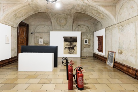 Ausstellungsansicht Ins Dunkle schwimmen
