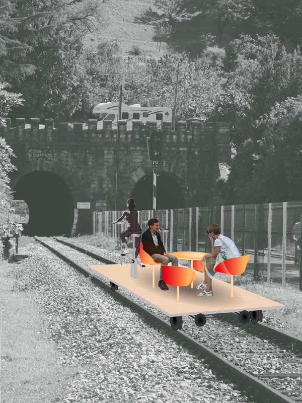 Collage einer mobilen Plattform mit Sesseln und Tisch auf Bahngleisen,
                                          drei Personen in Gespräch und Bewegung, vor schwarz-weißem Landschaftshintergrund.