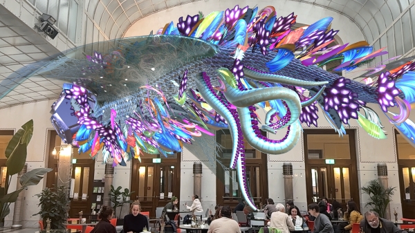 Nancy Baker Cahill, CENTO, 2023. Augmented Reality Installation Eine bunte Farbskulpur vor
                                                   der Raumansicht der Kassenhalle