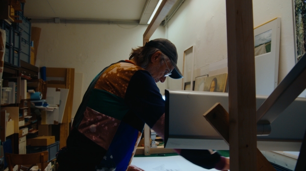 Filmstill, Hans Schabus working on an object