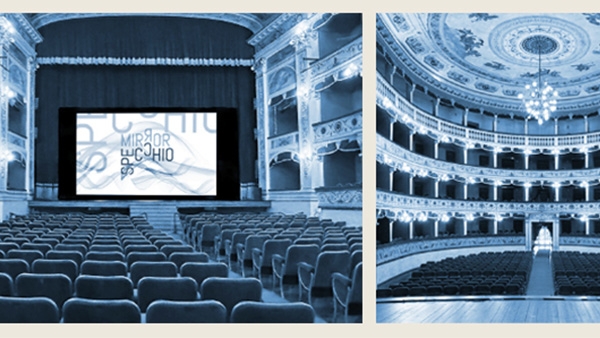 Blaue Aufnahme
                                          eines Opernhauses mit Buehne mit Sitzreihen