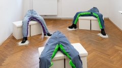 Jeanshosen mit Klettverschluss an den Innenseiten der Beinen sind auf drei Podesten angeordnet.