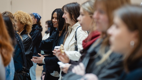 © eSeL.at - Robert Puteanu Studierende
                                          applaudieren