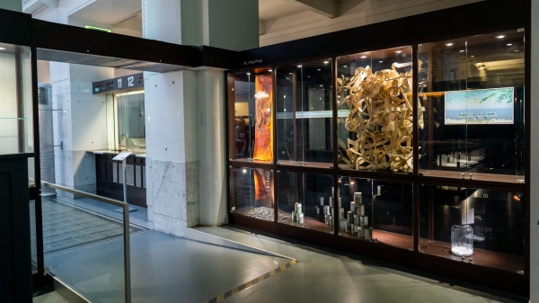 Ausstellungsansicht, Vitrine in der Kassenhallte der Otto Wagner
                                          Postsparkasse