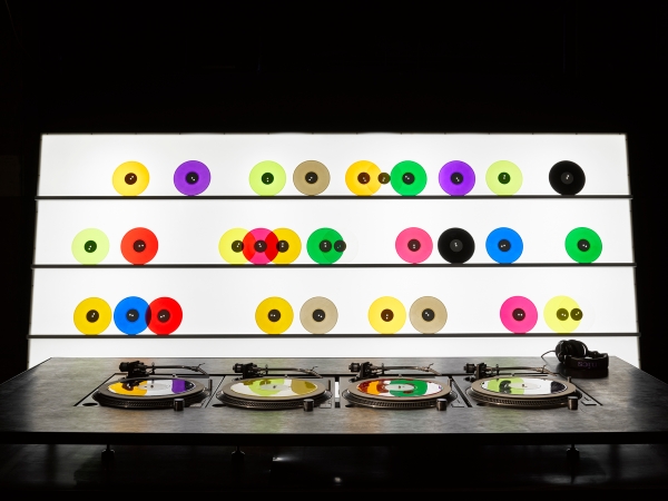 Eine Sammlung bunter Vinyl-Platten