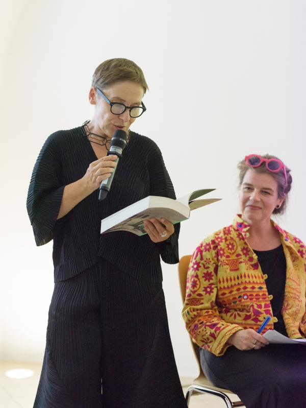 V.l.n.r.: Petra Schaper Rinkel, Bernadette Reinhold © Universität für angewandte Kunst Wien, Foto: Dominik Buda