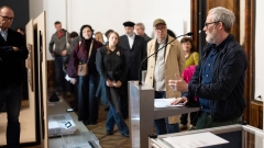 © Dominik Buda Kurator Robert Müller
                                          hält eine Eröffnungsrede vor Publikum