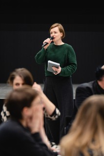Ulrike Kuch speaks into a microphone at a workshop
