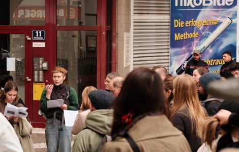 Anna Sabine Ebert u. Lisa Marie Heuschober: „Elterleinplatz (re-)visited. Vergangenheit, Gegenwart und Zukunft einer
                                          ‚Verkehrsinsel‘“ Stadtteilspaziergang im Rahmen des urbanize-Festivals, Oktober 2025
