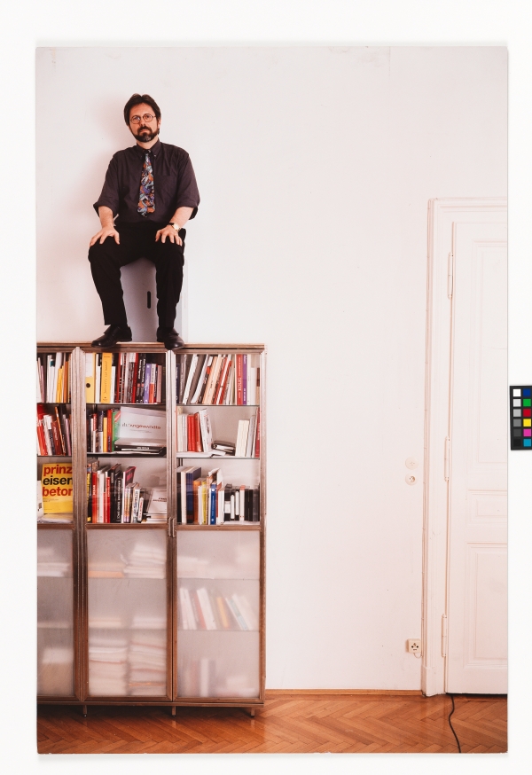 Rektor Gerald Bast, Erwin Wurm makes BIG-ART, 2002, Universität für angewandte Kunst Wien, Kunstsammlung und Archiv,
                                          © Bildrecht, Wien 2017, Foto: Studio Erwin Wurm