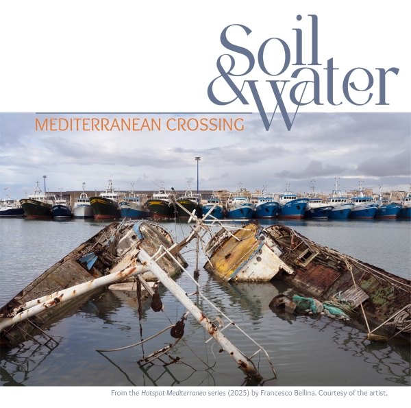 Plakat zur Ausstellung „Soil & Water: Mediterranean Crossing“
                                          mit einem Foto von versunkenen, beschädigten Fischerbooten im Vordergrund und einer Reihe intakter Boote im Hafen im Hintergrund.
                                          Das Foto stammt aus der Serie Hotspot Mediterraneo (2025) von Francesco Bellina. Courtesy of the artist.