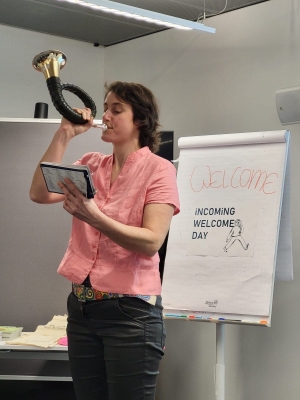 Lena Wicke-Aengenheyster spielt das Horn