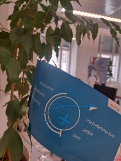 Die Erasmus+ Flagge im Vordergrund, im Hintergrund die Büroräumlichkeiten des International Office.