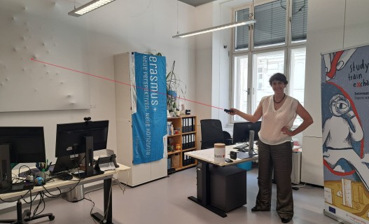 Lena Wicke-Aengenheyster, unsere Digital und Digital Officer, zeigt mit dem Laserpointer auf unsere Weltkarte mit Partneruniversitäten.